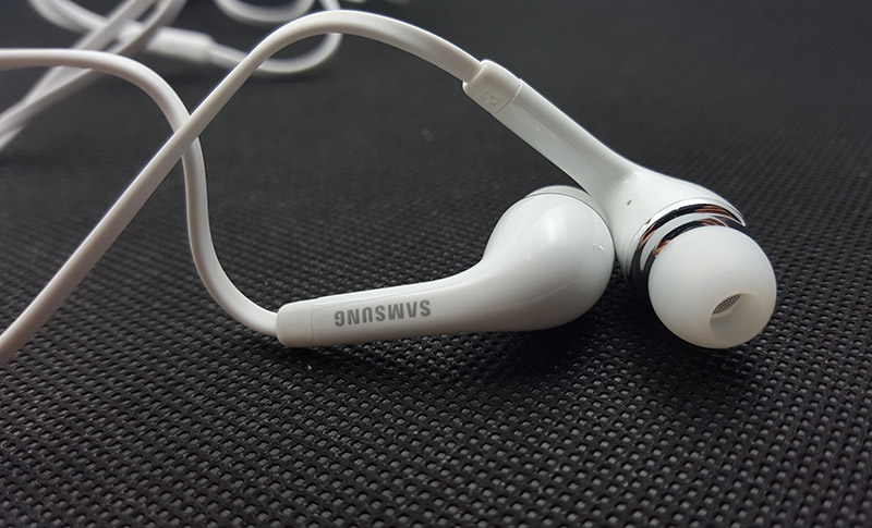Hai bên viền tai nghe được in chữ Samsung 
