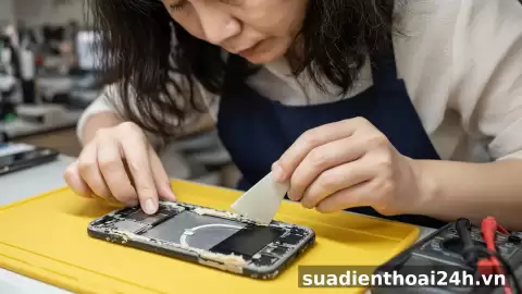 Thay kính lưng POCO C40 đến C75