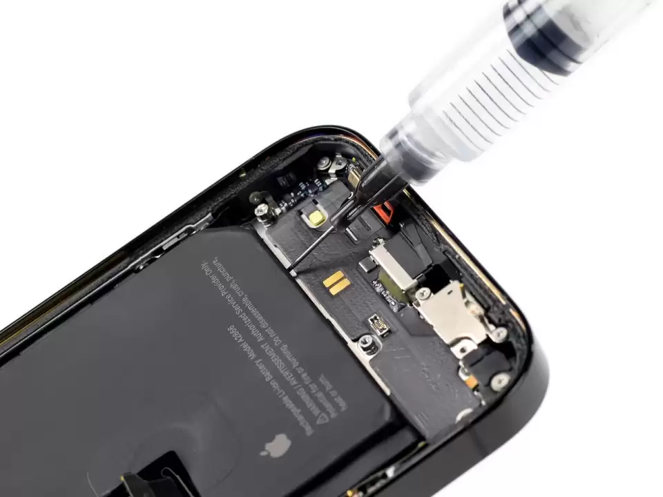 Bước 36 — Nhỏ cồn isopropyl để làm yếu keo khi khó tháo pin