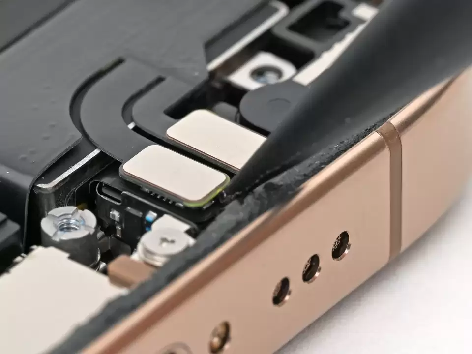 Sửa IC sạc iPhone 11 đến 18 Ultra — Bước 26