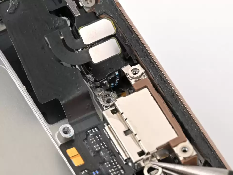 Sửa IC sạc iPhone 11 đến 18 Ultra — Bước 47