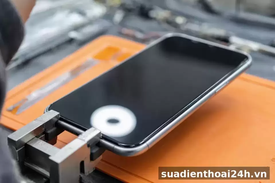 Thay kính lưng iPhone 11 đến 17 Pro Max tại suadienthoai24h.vn 4