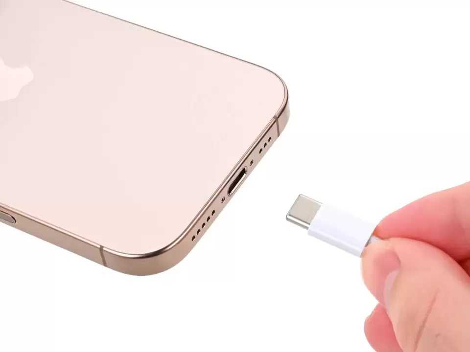 Bước 1 — Thay chân sạc iPhone 11 đến 17 Pro Max
